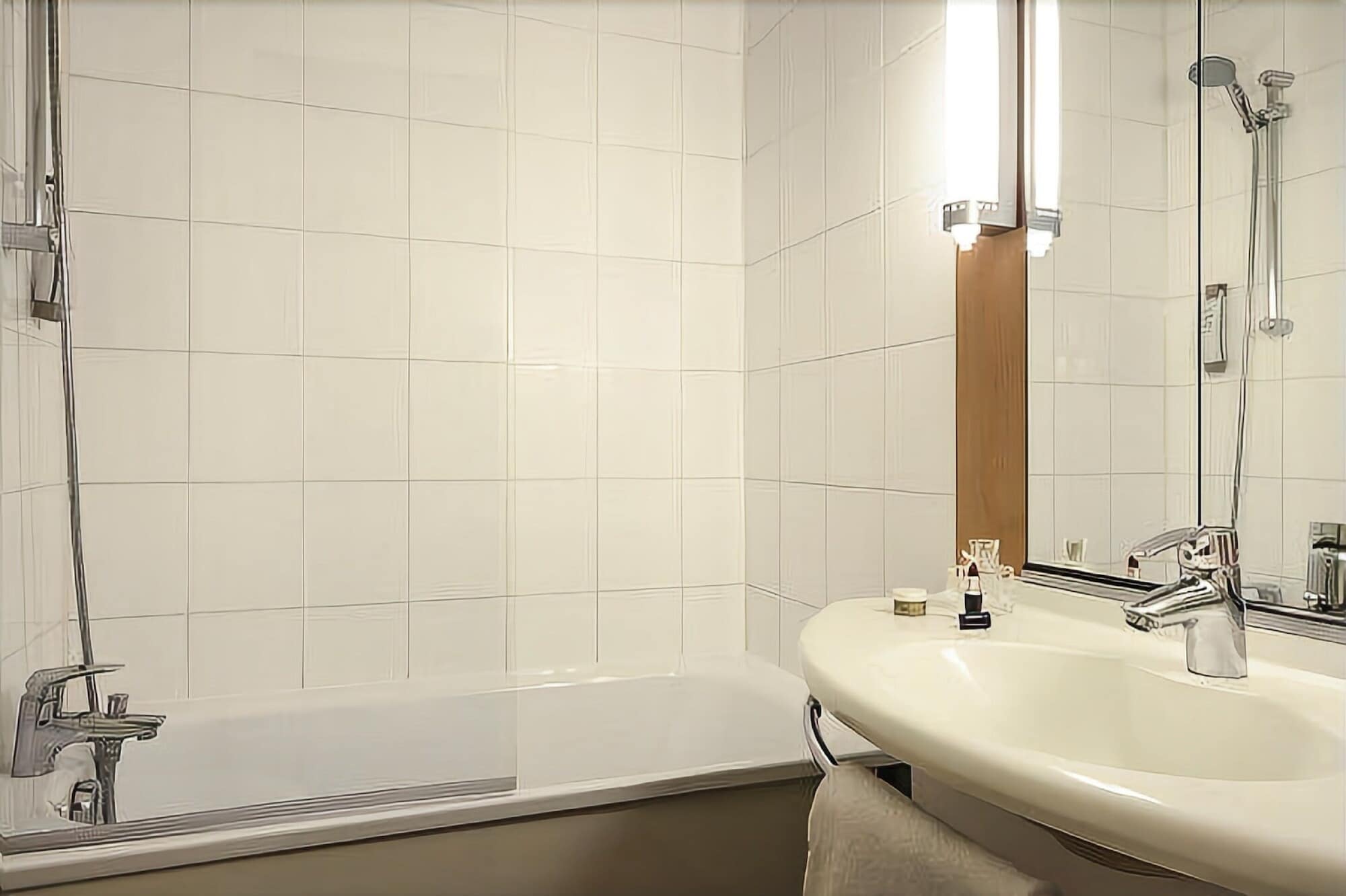 Standard, 1 Double and 1 Single Bed, Ibis Compiegne 5/6