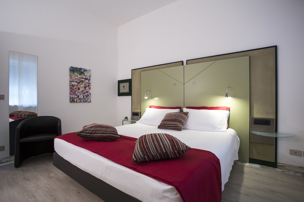 STANDARD, QUEEN BED