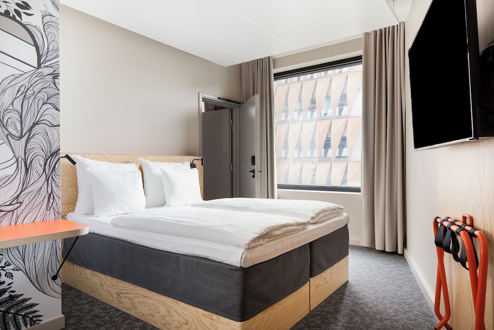 Murphy Bed, 2 Queen and Twin Beds