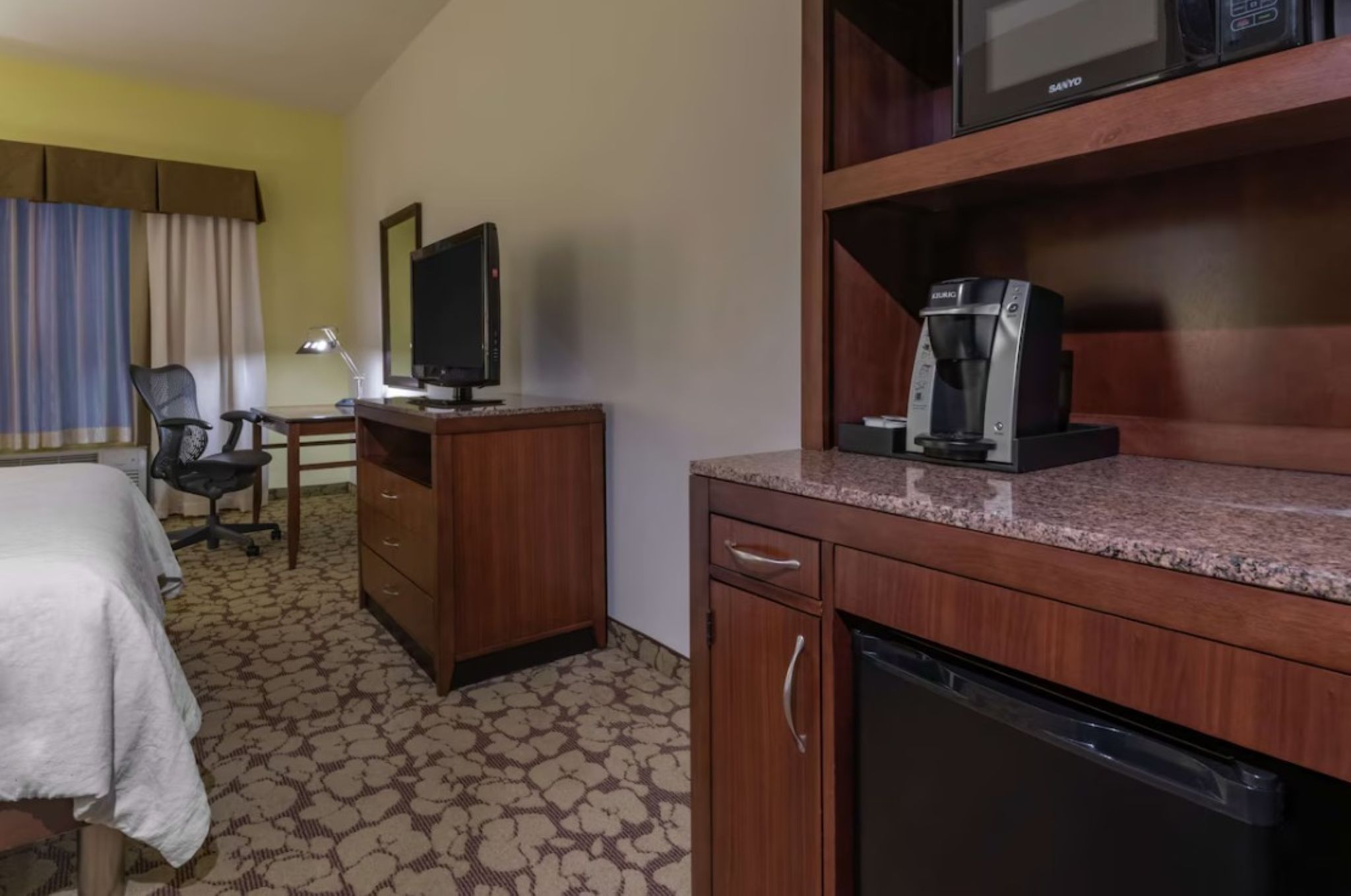 جناح ديلوكس بسرير كينج بغرفة نوم واحدة، Hilton Garden Inn Devens Common 7/7