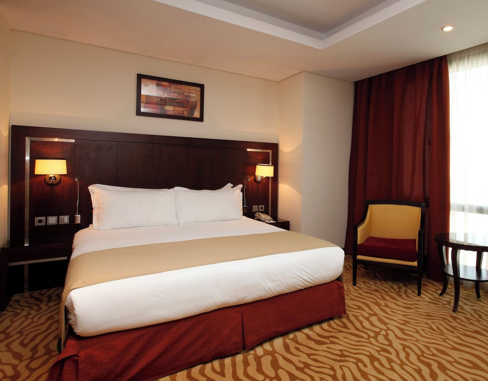 جناح بسرير كينج بإطلالة على المسبح بغرفة نوم واحدة للمدخنين، هوليداي إن - العليا(Holiday Inn Olaya) 3/10
