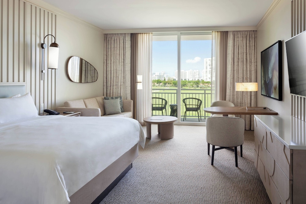 Room, King Bed, Golf Course View, Balcony