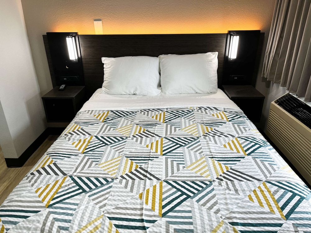 Standard, King Bed, Kitchenette, Smoking, Studio6 Lafayette, LA - I-10 & I-49 N 2/4