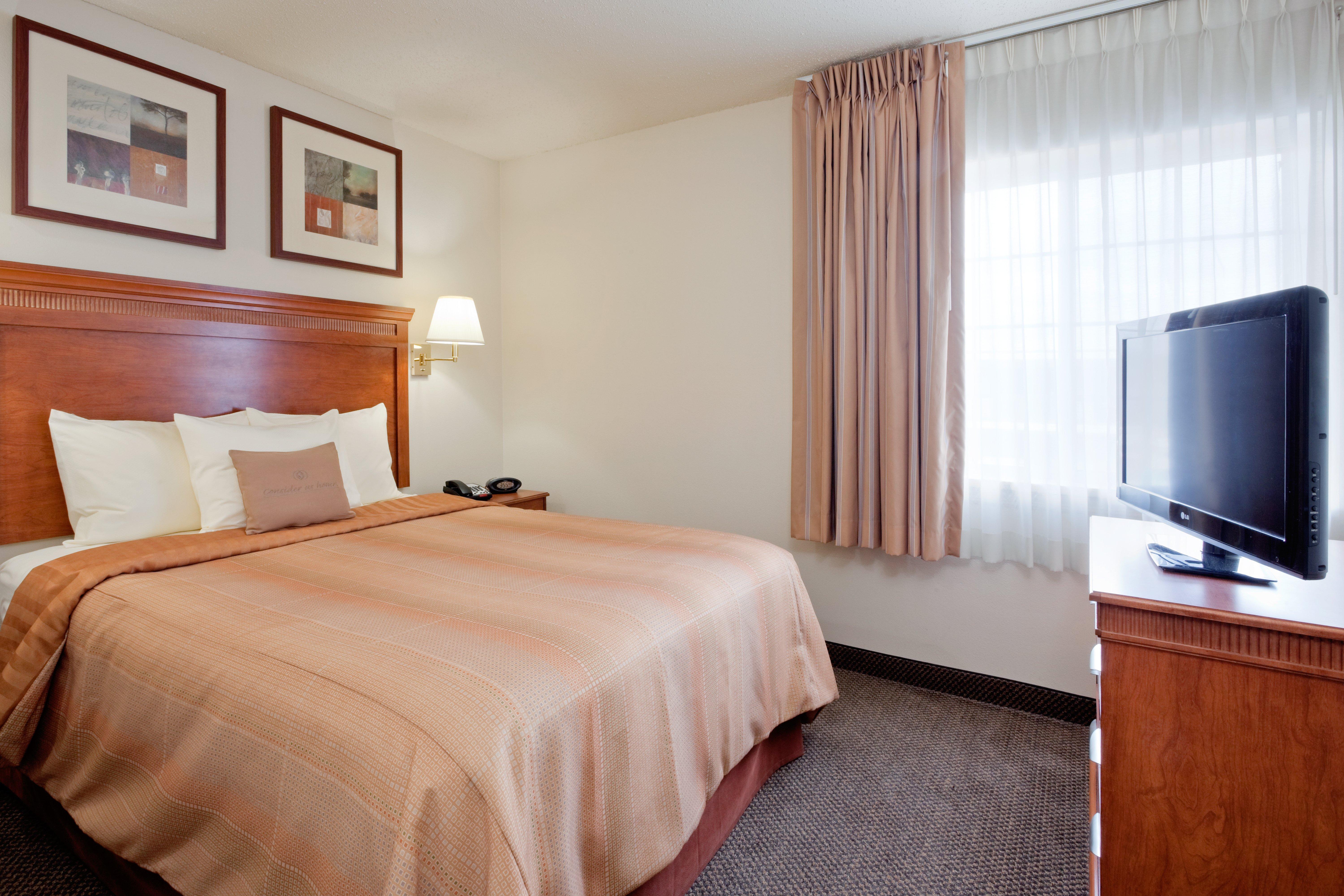 Suite, Queen Bed, Accessible