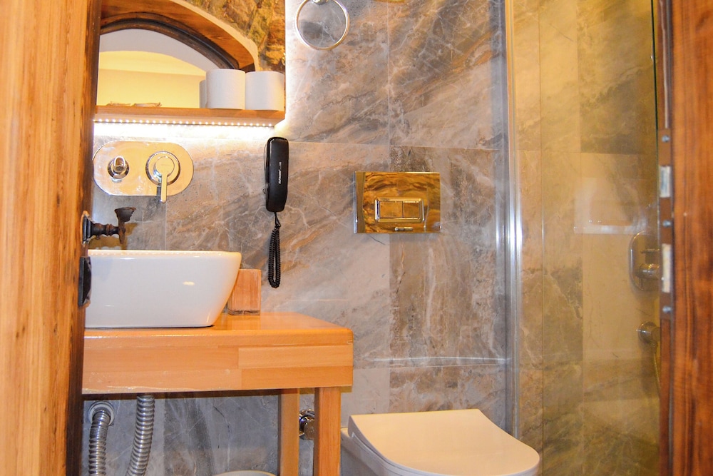 AKKAN LUXURY HOTEL 83/84