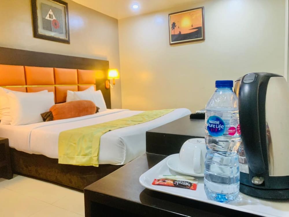 Oakspring Hotel &amp; Luxury Suites 20/50
