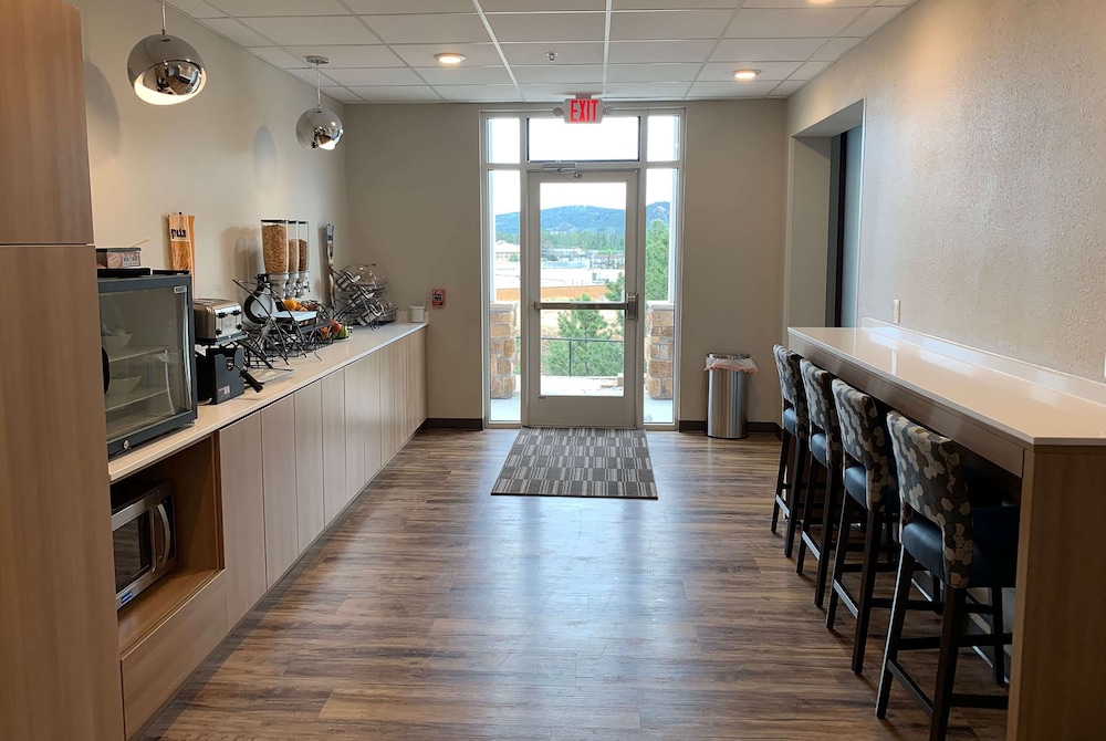 Microtel Inn & Suites by Wyndham Woodland Park 25/33