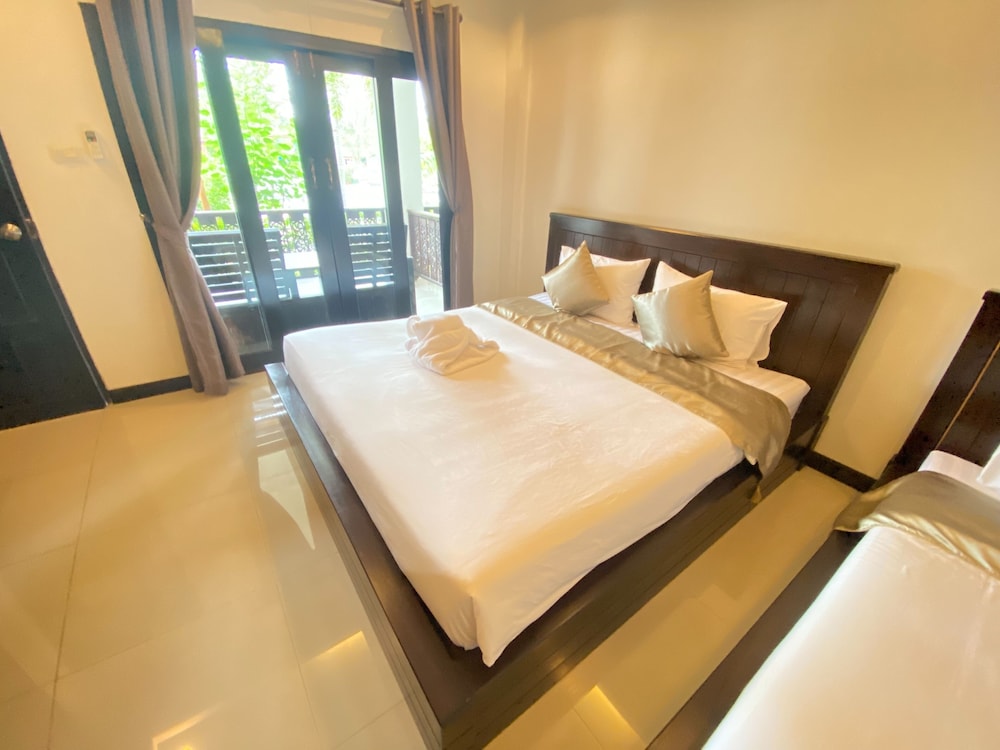 Standard, Triple, 1 Double and 1 Single Bed, Pool View, Baan Kiangnam Pattaya 2/5