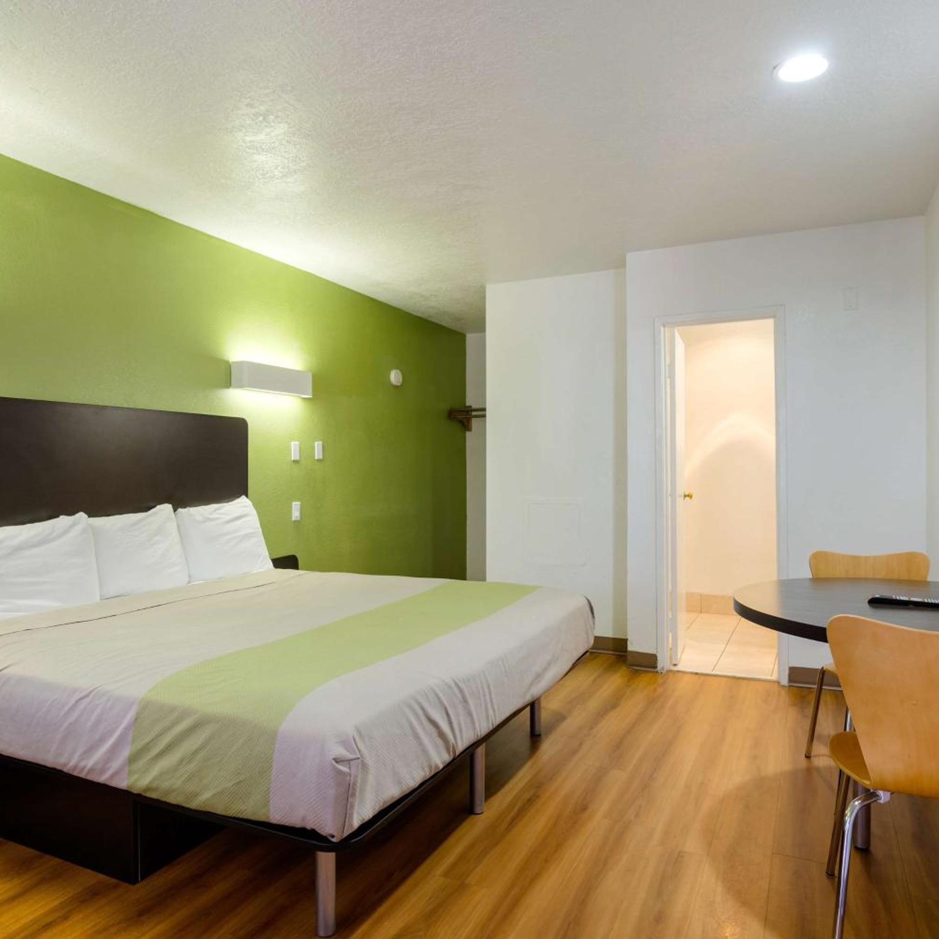 1 King Bed - Non-Smoking