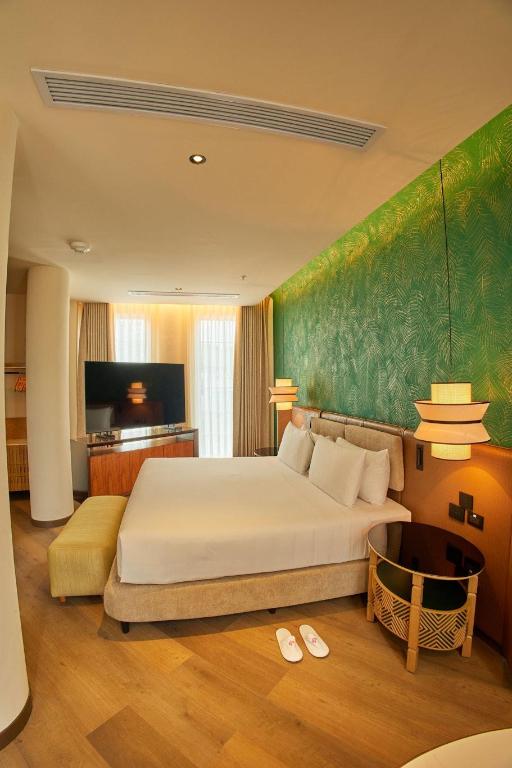 Tower, Guest Room, Suite, King Bed, Pool View, Club Lounge Access