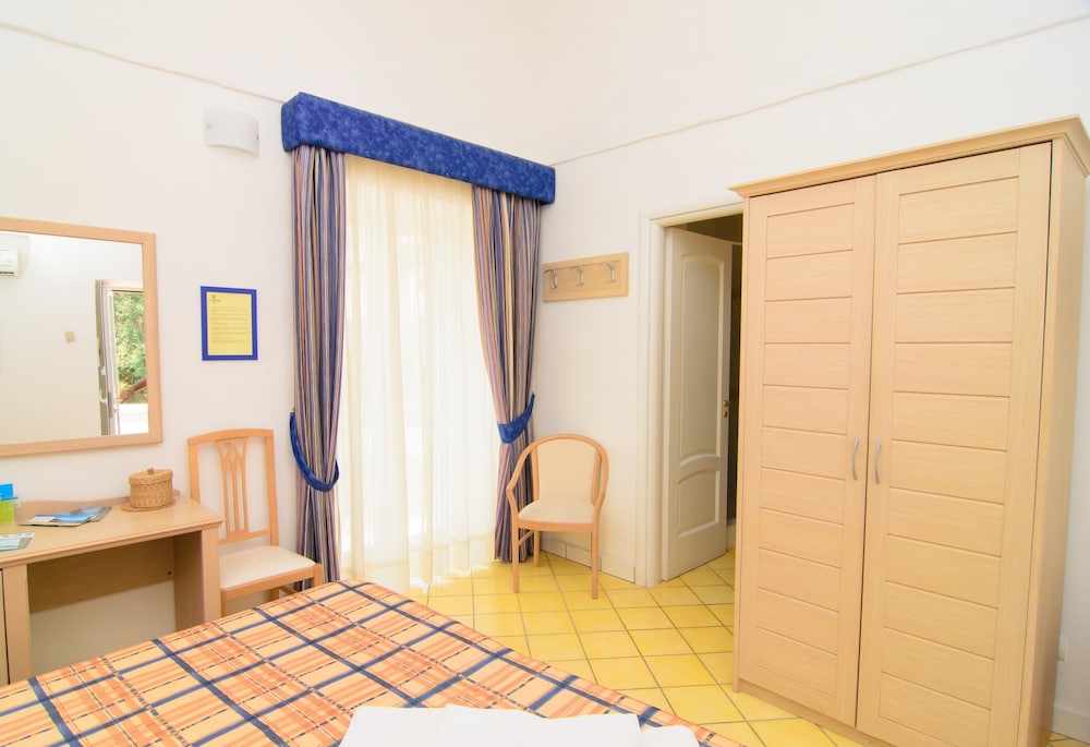 غرفة بسرير كوين بإطلالة على البحر، Albergo Villa Giusto 4/4