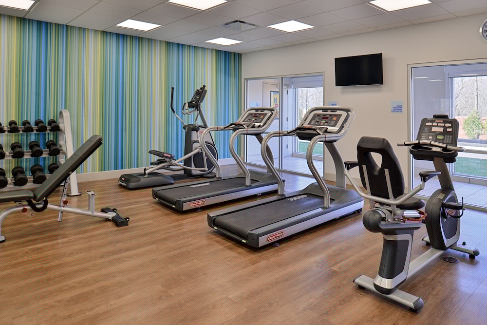 Holiday Inn Express Suites Farmington Hills Detroit 30/54