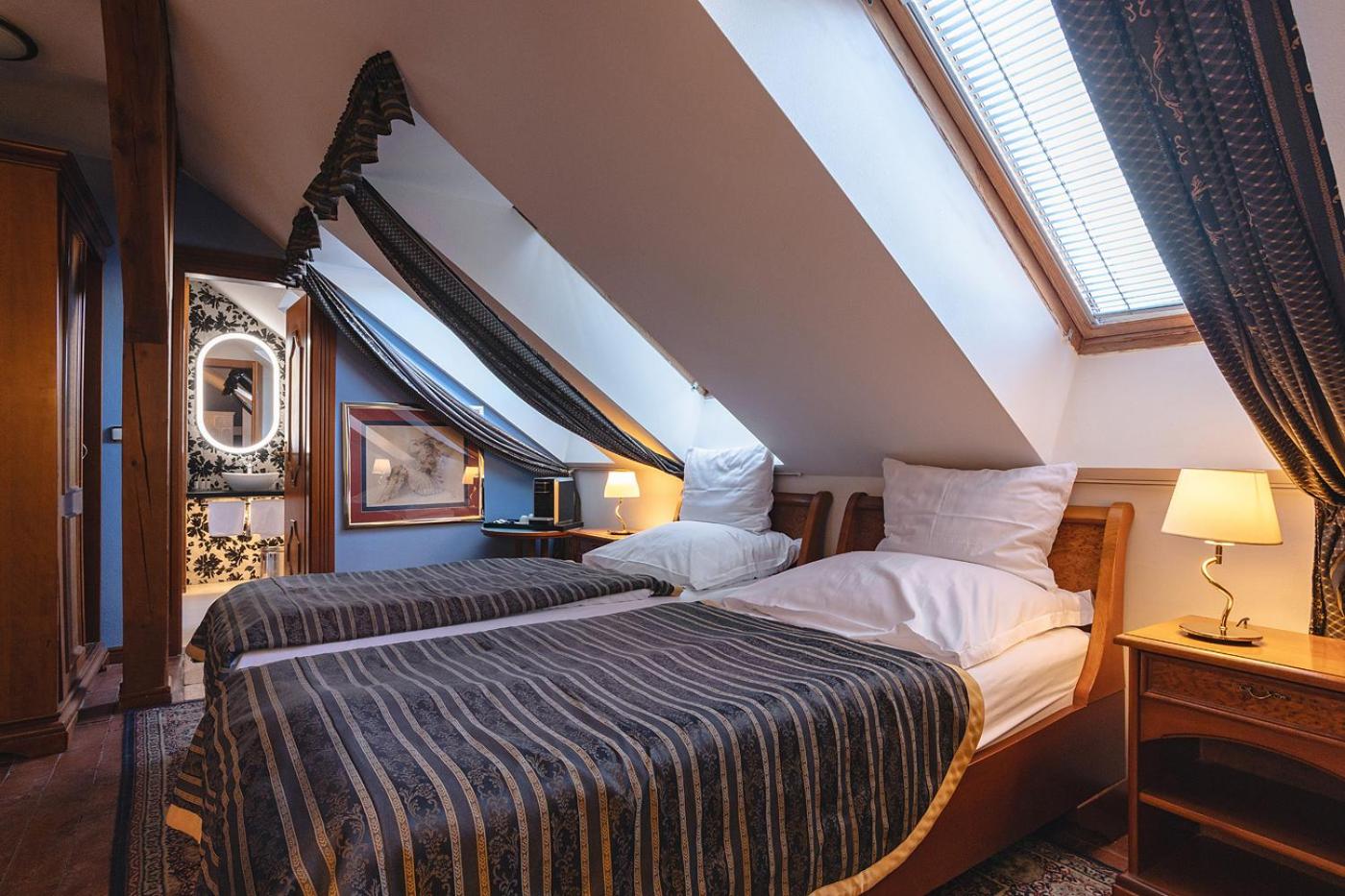 DELUXE, TWIN BEDS