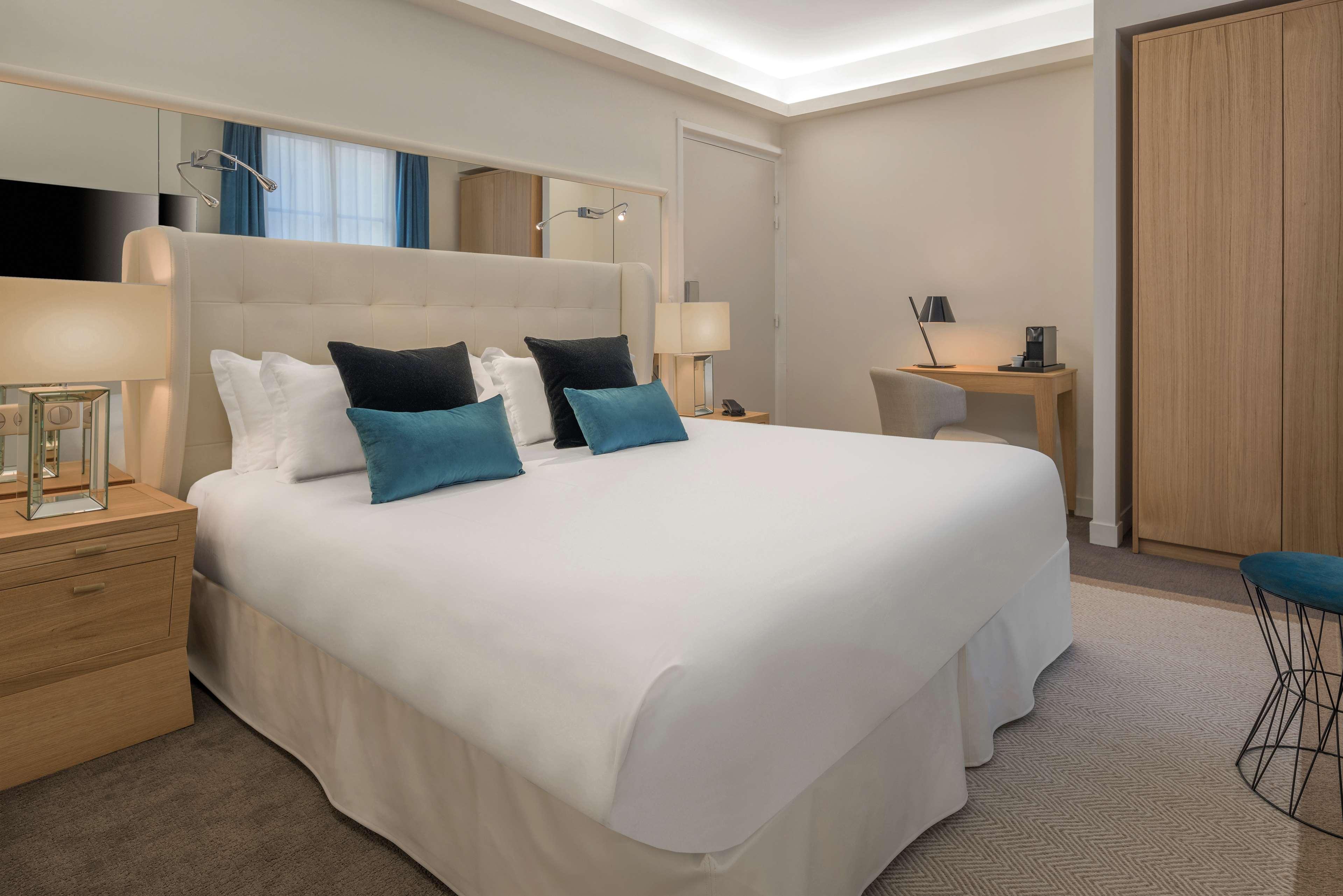 GUEST ROOM, KING BED, BALCONY