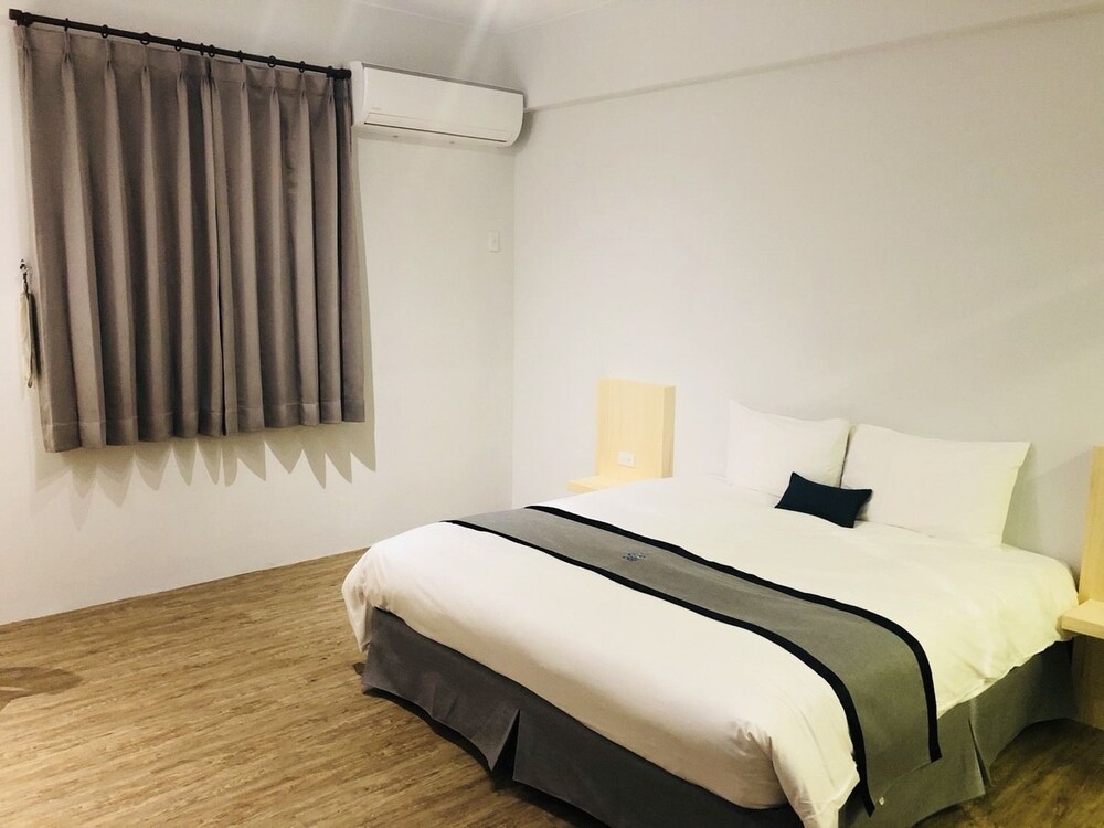 SIGNATURE, QUEEN BED