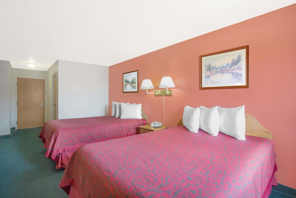Days Inn by Wyndham Custer 18/36