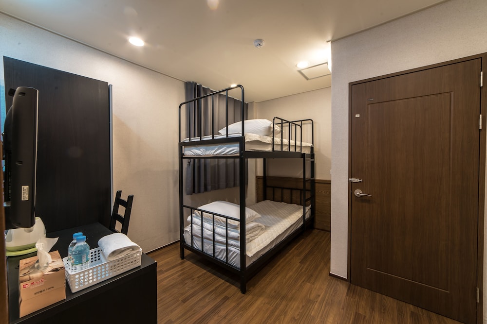 ROOM, TWIN BEDS, BUNK BED