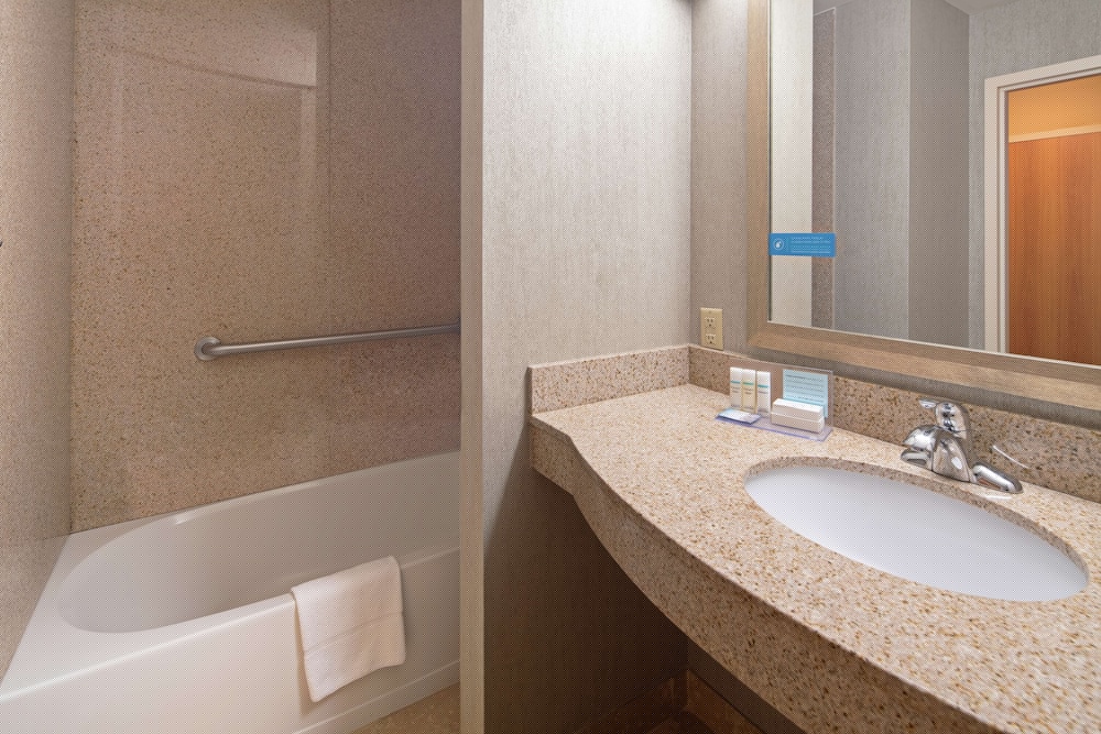 Hampton Inn Suites Bremerton 14/57