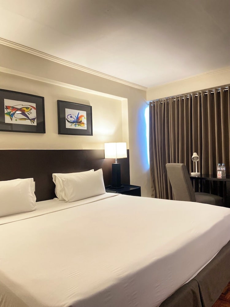 3 Bedrooms, Suite, 1 Queen and 4 Single Beds