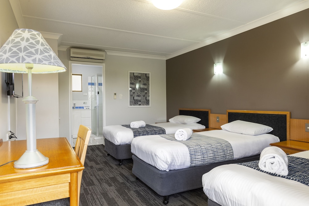 IPSWICH COUNTRY MOTEL 31/49