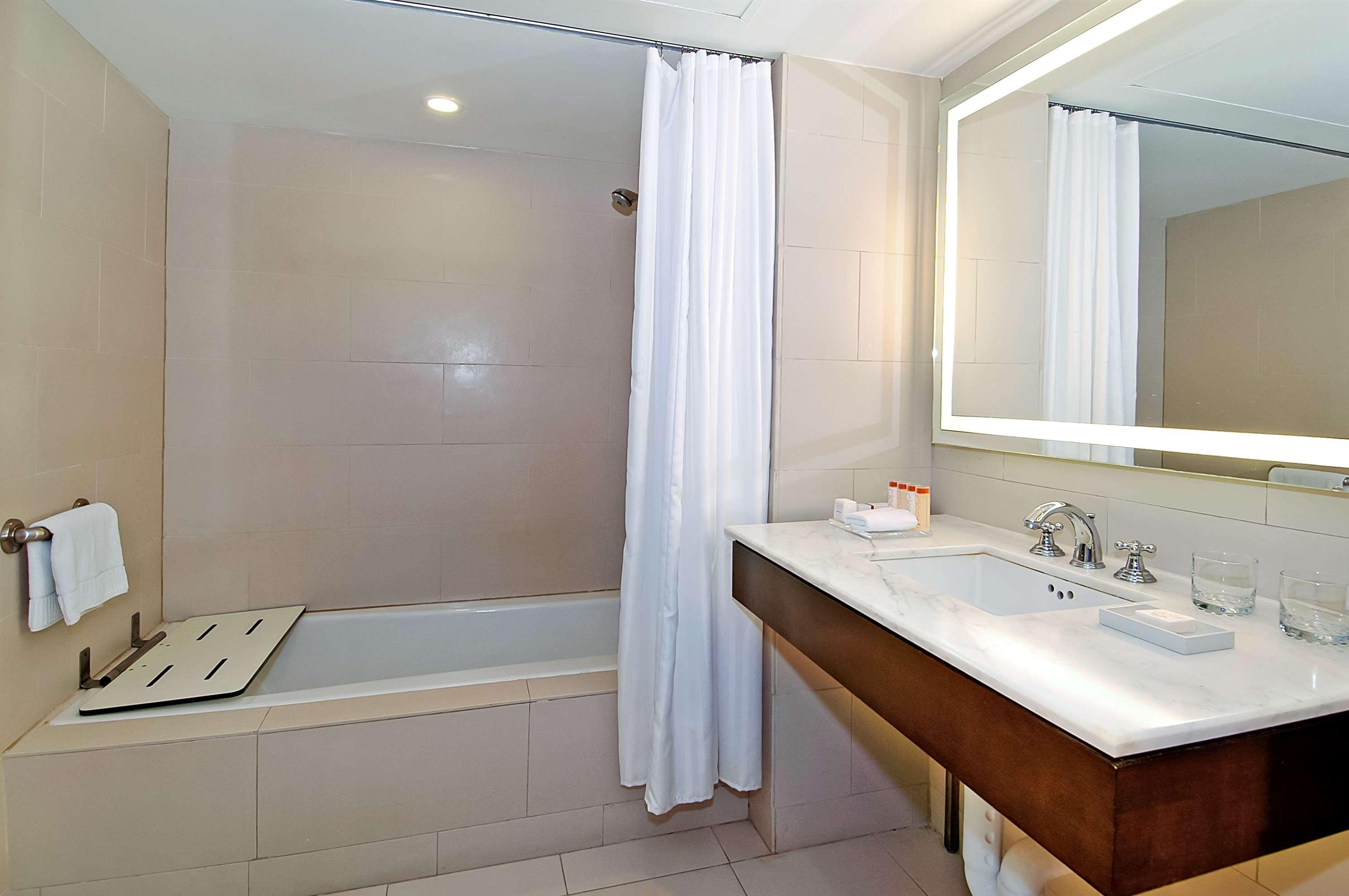 JUNIOR SUITE, KING BED, LIVING AREA, JETTED TUB