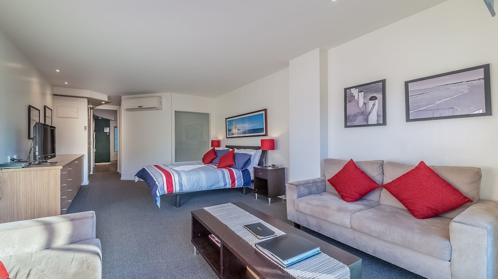 The Waves Serviced Apartments 33/52