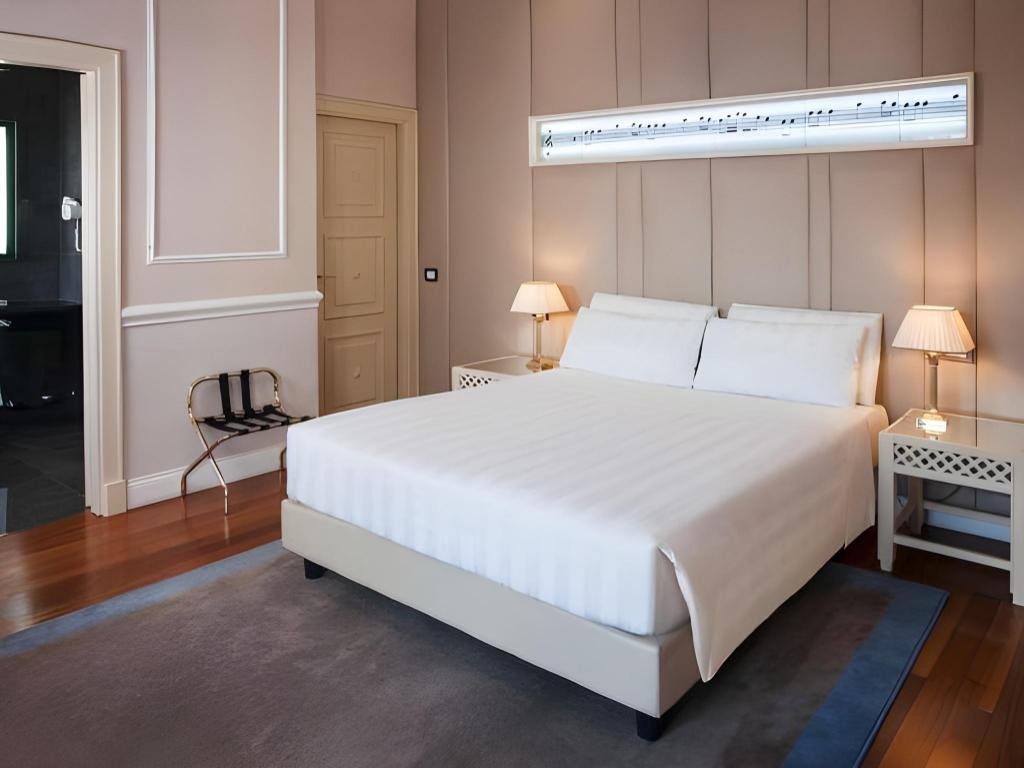 Presidential, Queen Bed, Terrace, Radisson Blu Ghr Hotel Rome 2/10