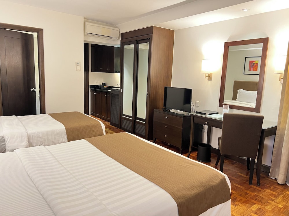 Deluxe, Twin Beds, 1 Double and 1 Single Bed