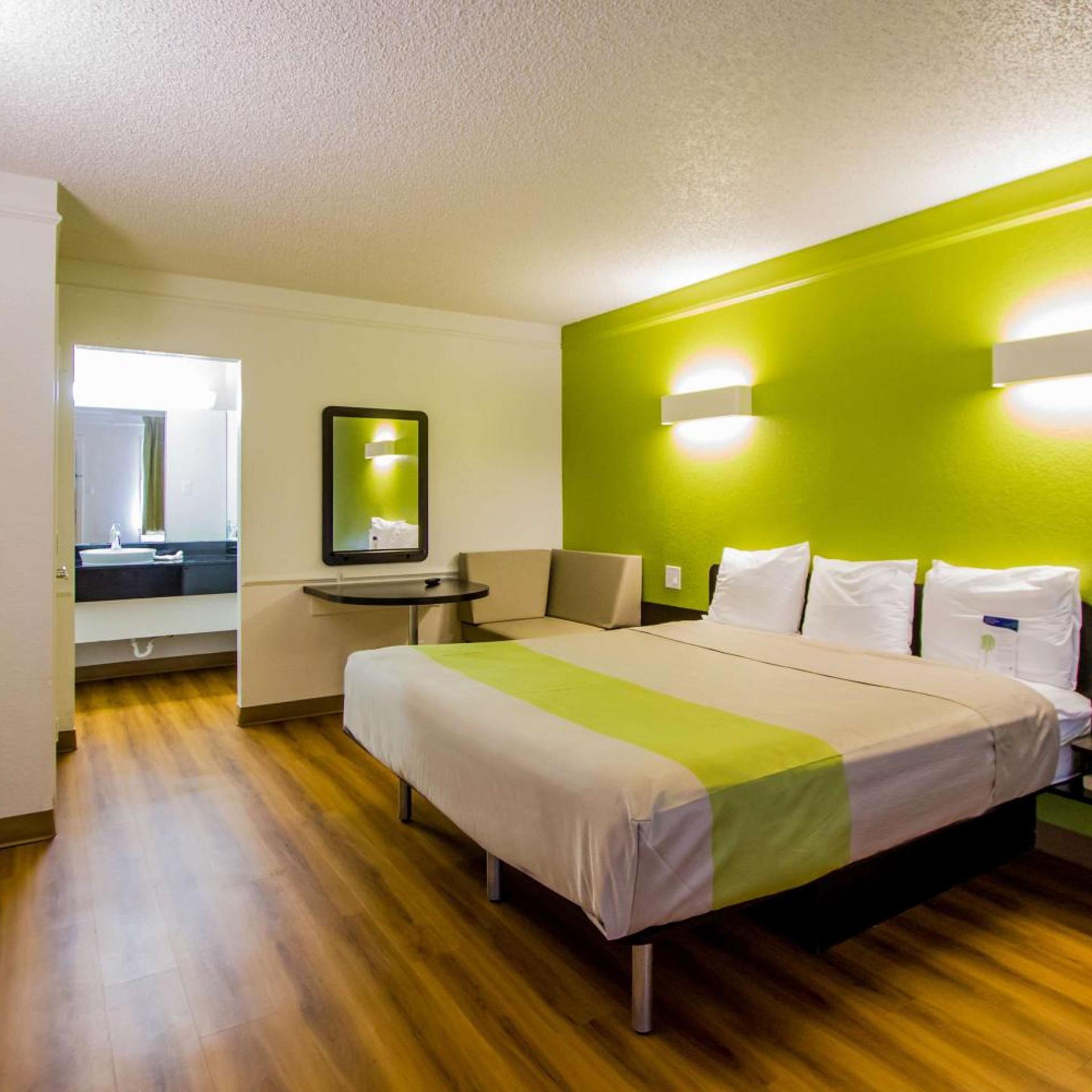 ROOM, KING BED