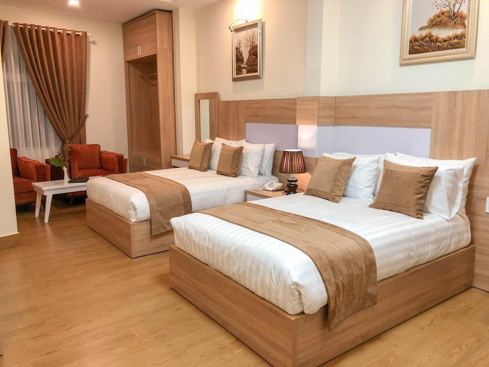 DELUXE, TRIPLE, 2 DOUBLE BEDS