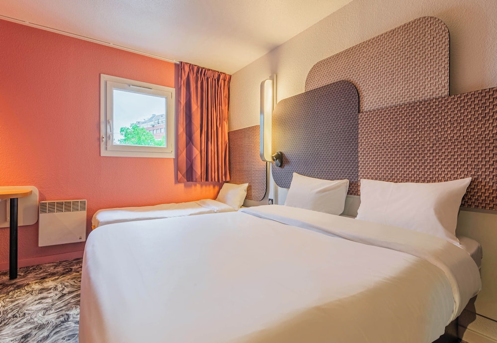 ROOM, TRIPLE, 1 DOUBLE AND 1 SINGLE BED