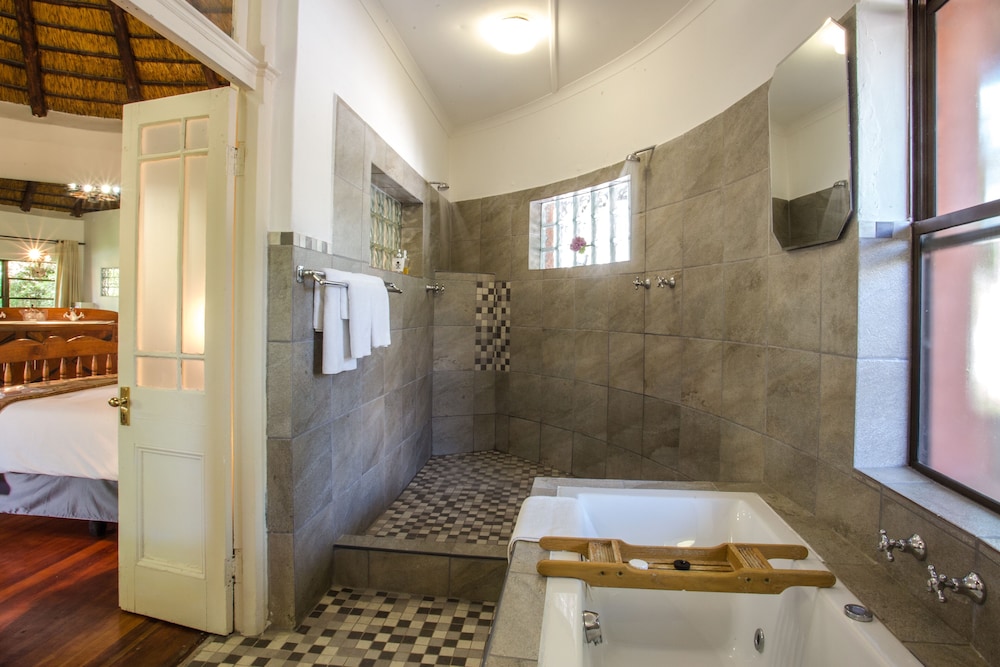 Luxury, Triple, 1 Queen and 1 Single Bed, Garden View, Pool Side