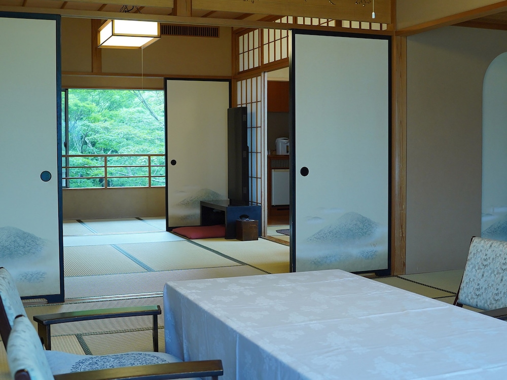 PRIVATE, MOUNTAIN AND LAKE VIEW, HOT SPRING BATH