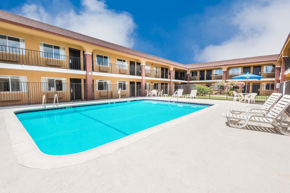 Super 8 by Wyndham Midwest City OK 1/33