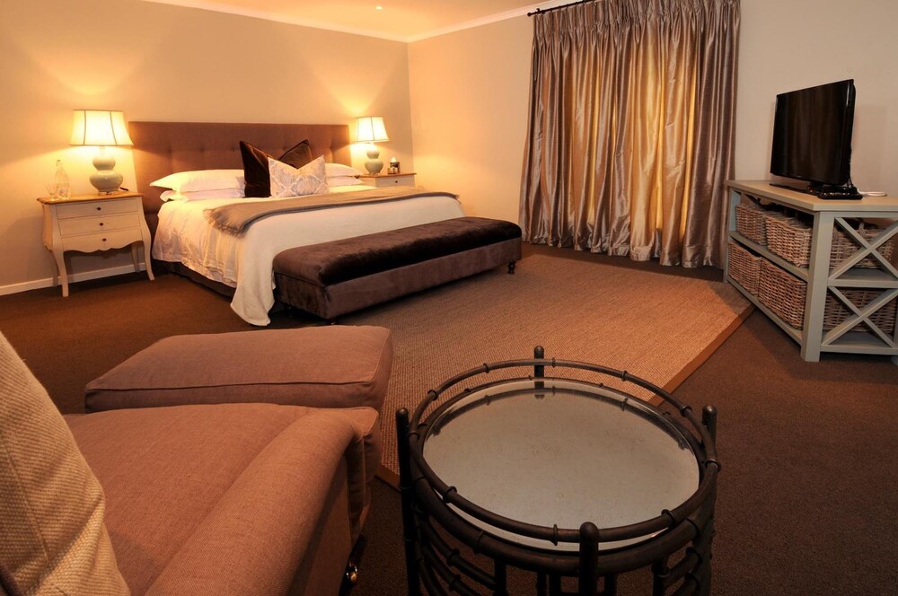 8A Grahamstown 4/33