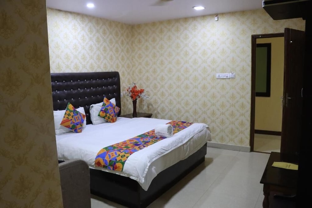 Hotel Sarweshwary 24/47