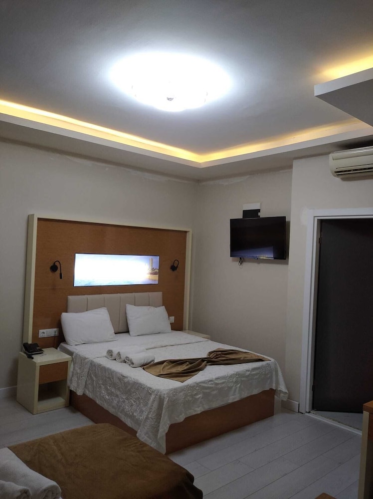 DE MAISON AIRPORT HOTEL 7/63