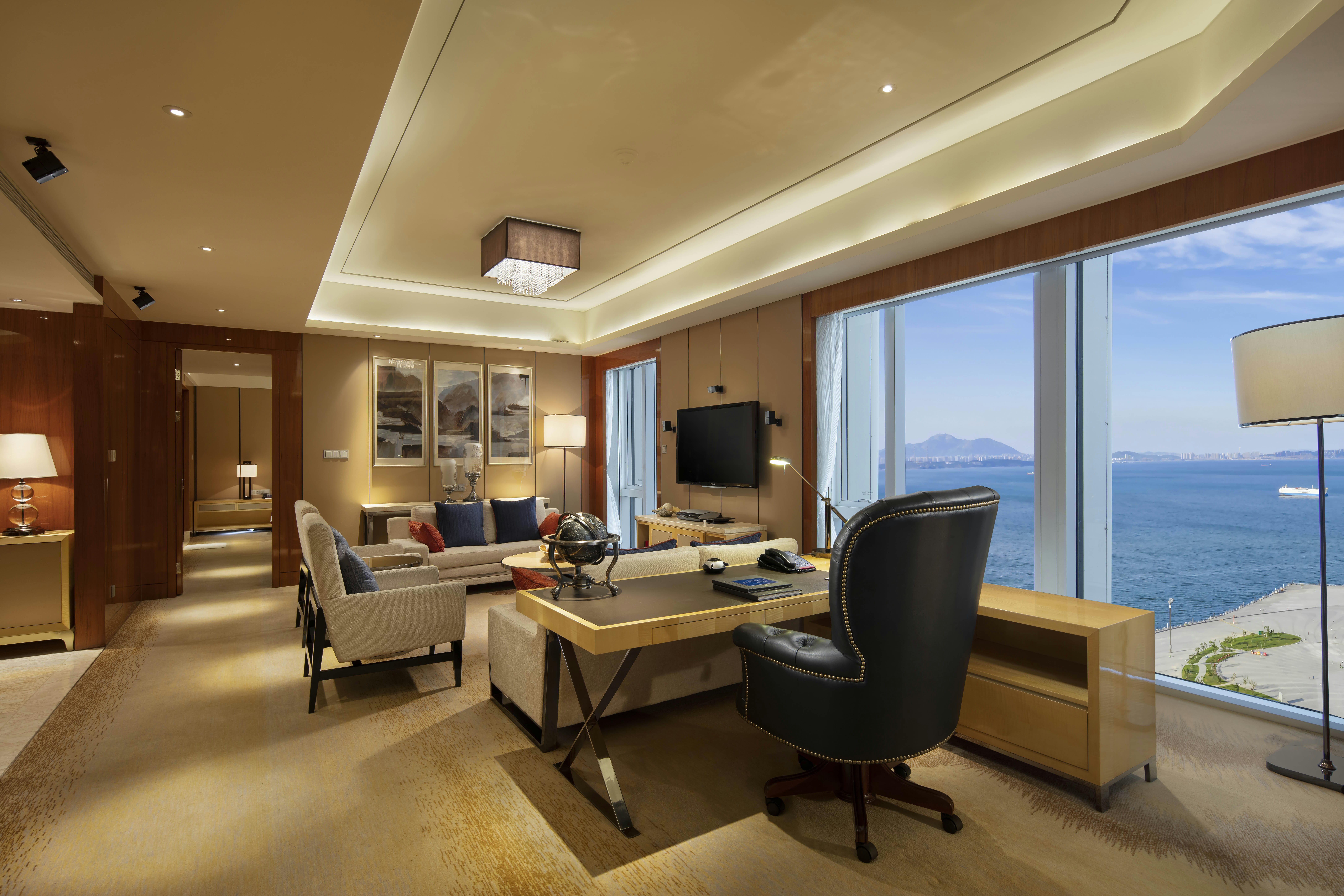 Chairman, Suite, King Bed