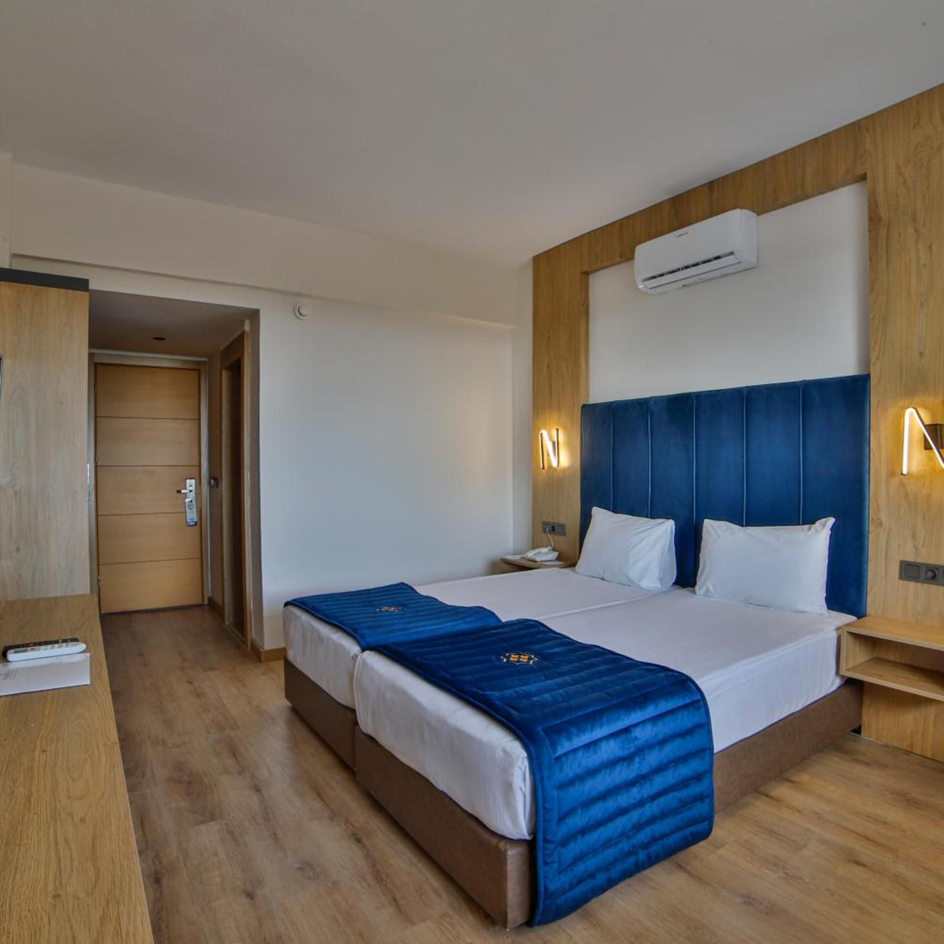 غرفة بسرير مزدوج أو سريرين منفصلين بإطلالة على المسبح