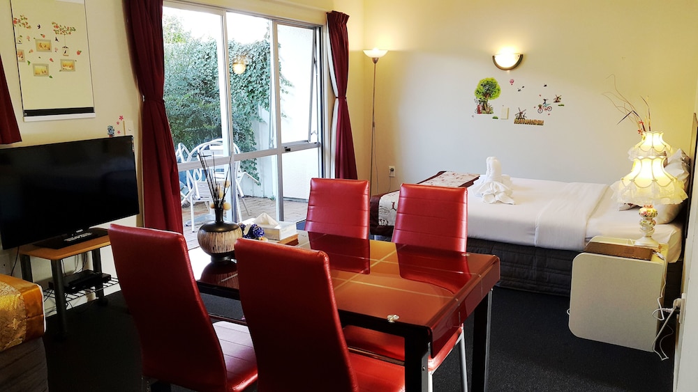 Ann’s Volcanic Motel 43/50