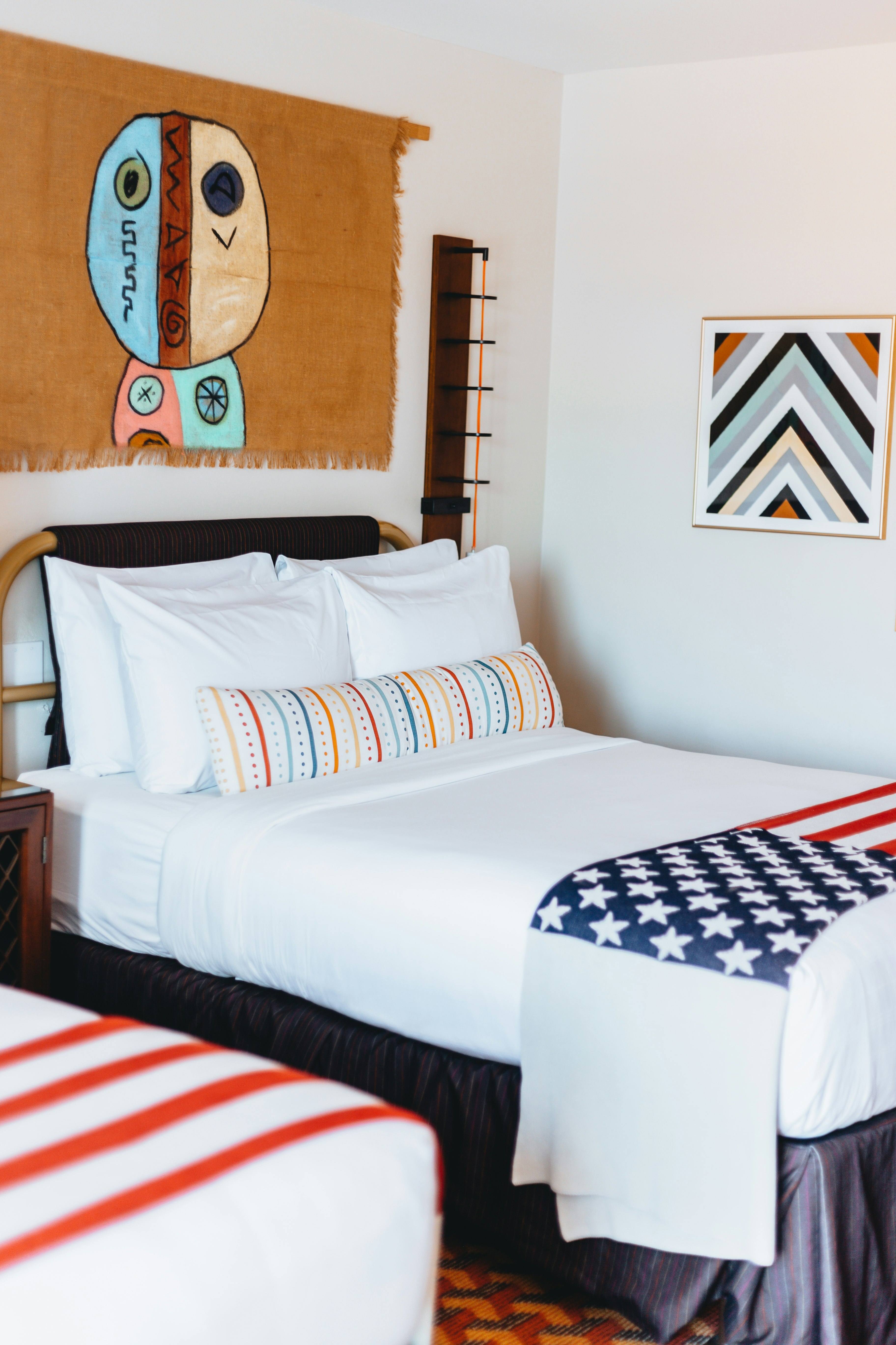 GRADUATE, 2 QUEEN BEDS