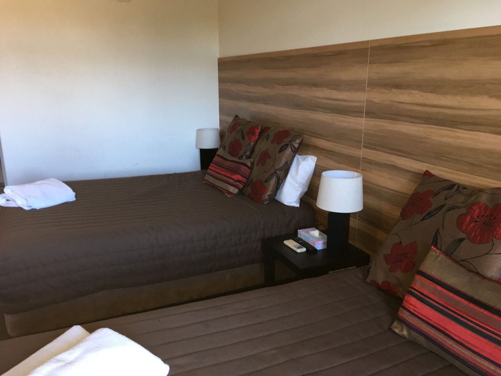RED CEDARS MOTEL CANBERRA 13/42
