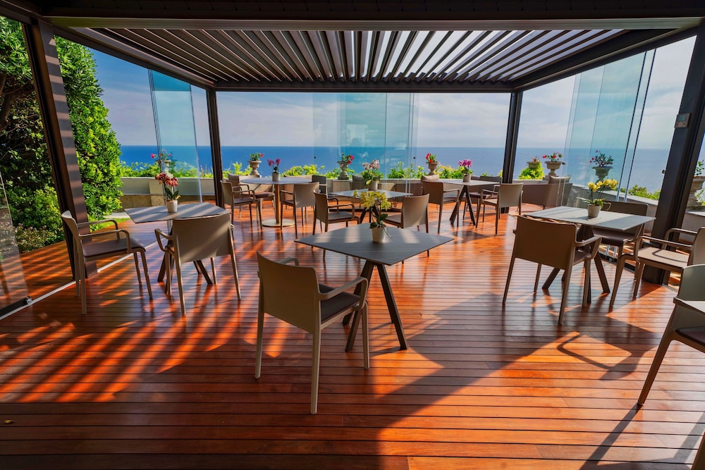 Villa Riviera Suites 24/50