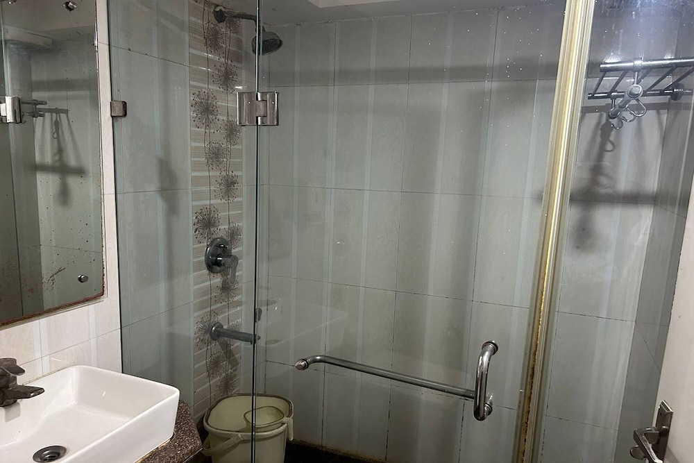 HOTEL GRAND PLAZA. 47/50