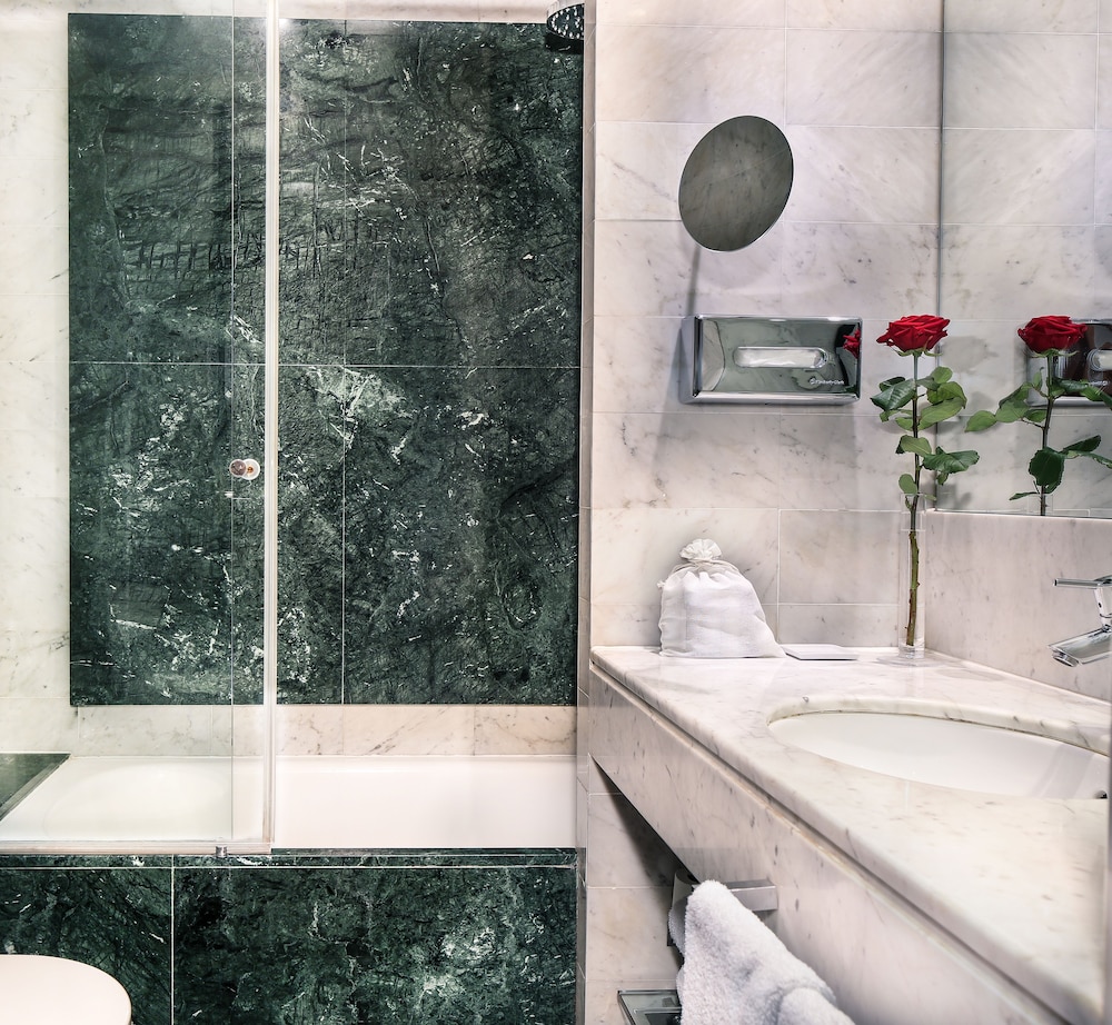 جناح جونيور بسرير كوين مع أريكة، Gran Derby Suite Hotel 5/6