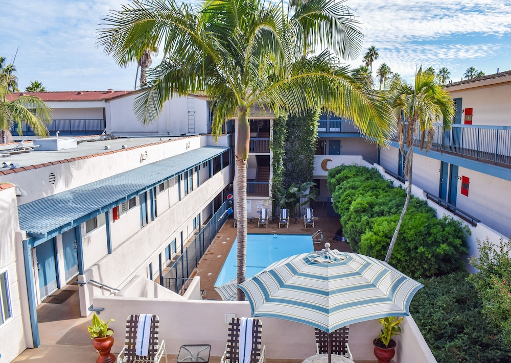 Beachside Inn 3/71