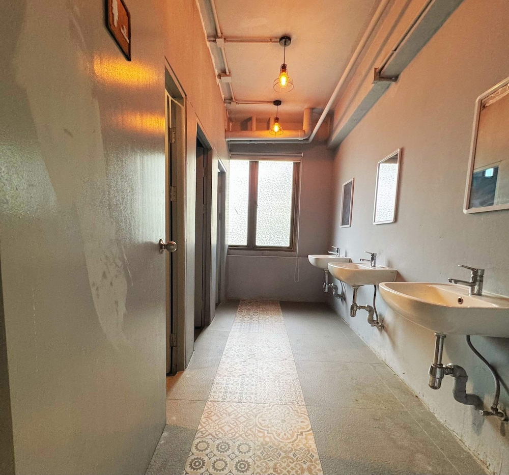OYO 75465 Lucky Hostel (Huai Khwang) 30/30