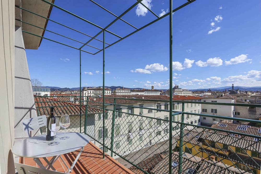 Penthouse With big Terrace in Oltrarno-hosted by Sweetstay 11/25