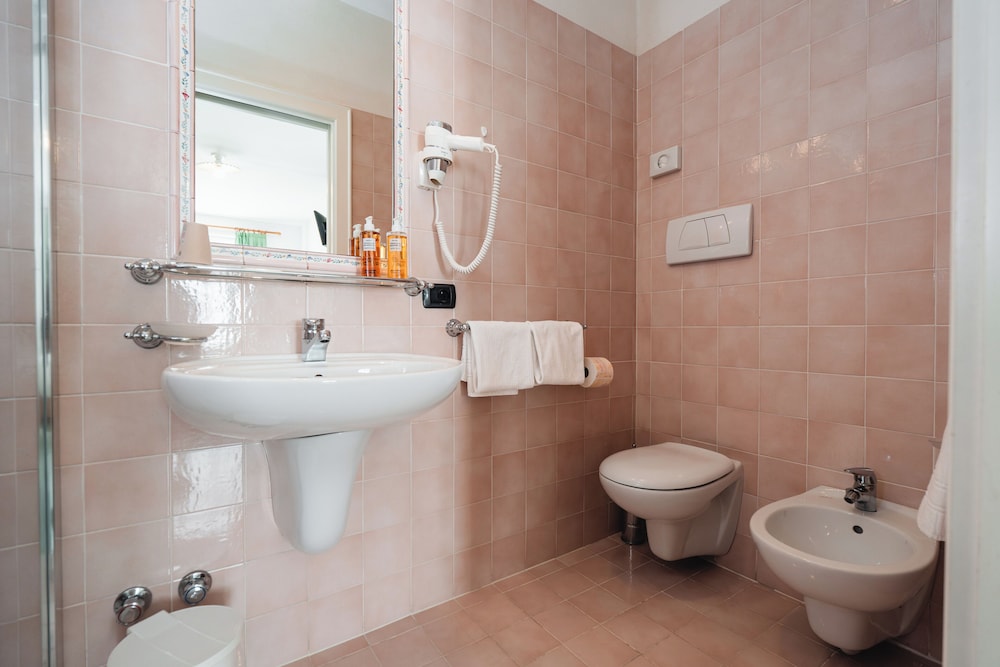 Junior Suite, 1 Double and 1 Single Bed, Hotel Oasi 6/6