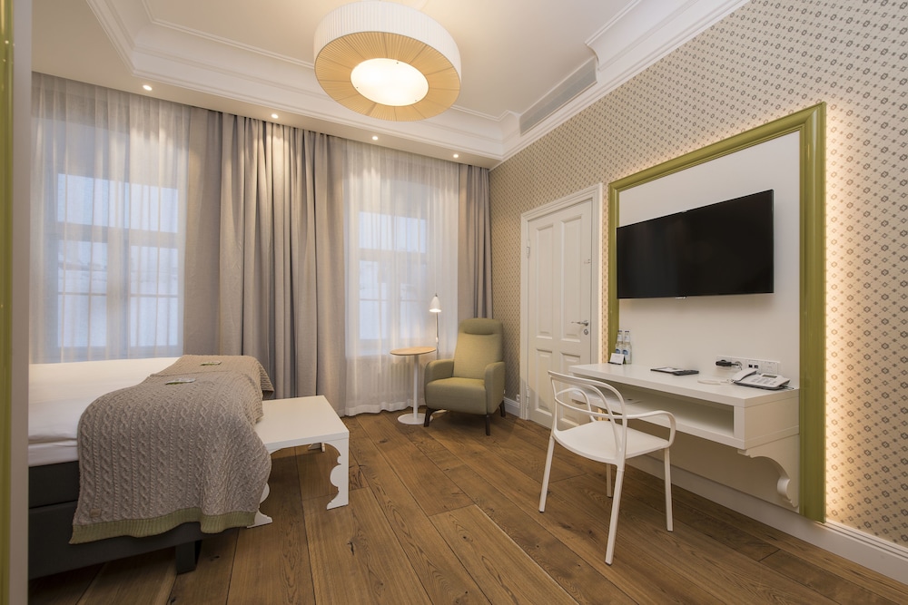 Lydia Hotel 40/70